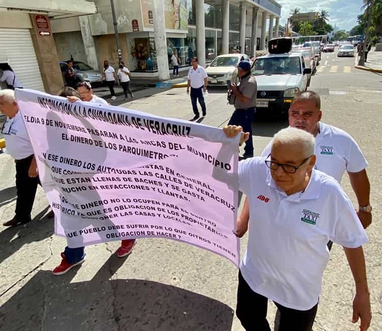 Taxistas se manifiestan contra baches en Veracruz (+Video)