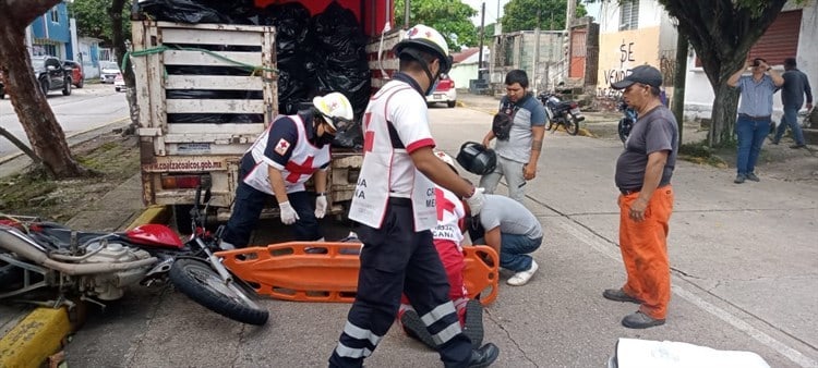 Empleada de limpia pública, lesionada en choque en la Benito Juárez