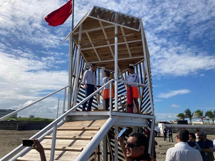 Avanza rehabilitación de torres salvavidas en playas de Boca del Río