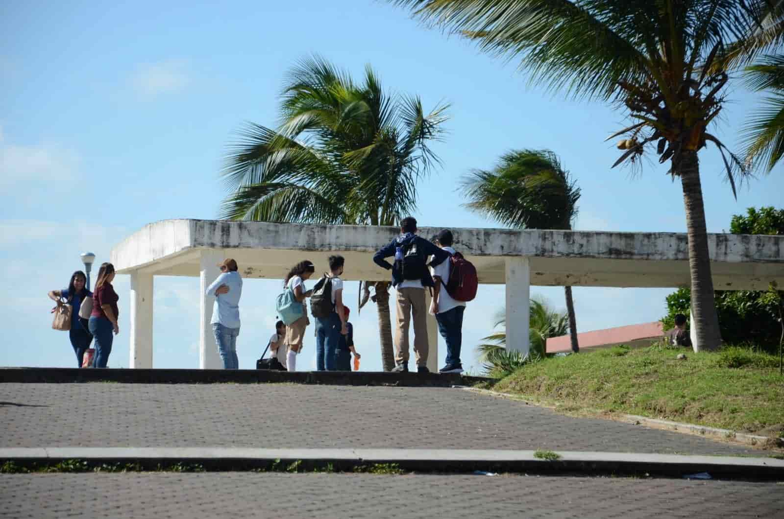 “Estaban aletargados”, narran testigos sobre estudiantes intoxicados en Boca del Río