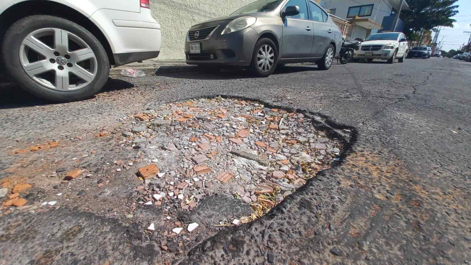 Crece bache en el Virginia, llaman a taparlo para evitar accidente