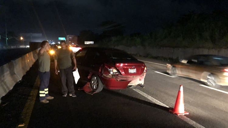 Tráiler provoca carambola en la Veracruz-Cardel; un automóvil volcó (+Video)