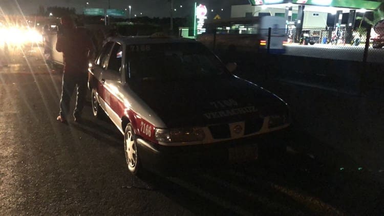 Tráiler provoca carambola en la Veracruz-Cardel; un automóvil volcó (+Video)