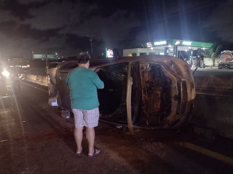 Tráiler provoca carambola en la Veracruz-Cardel; un automóvil volcó (+Video)