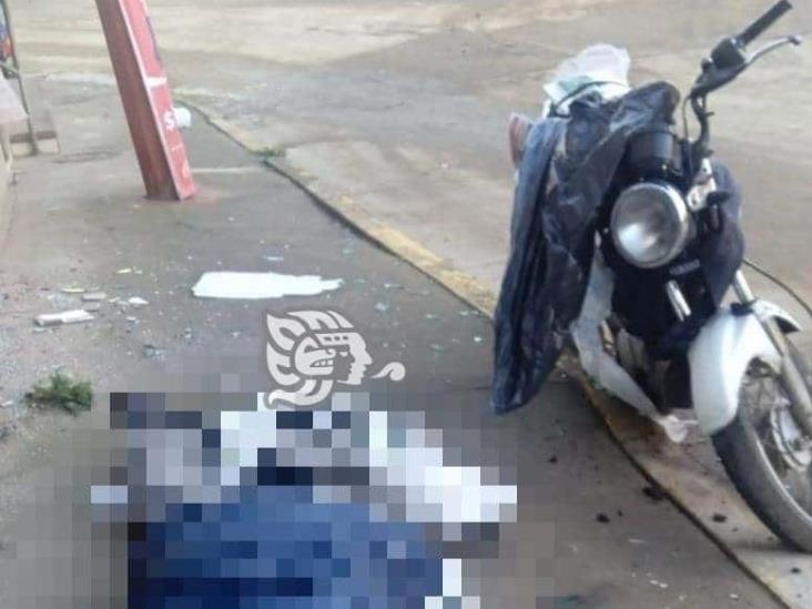 Motociclista se queda sin frenos y choca contra tienda en la colonia Santa Rosa de Xalapa