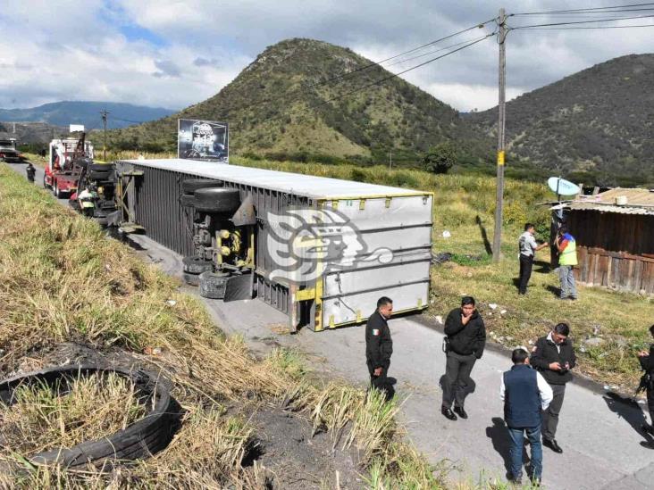 Vuelca tráiler en autopista Orizaba-Puebla, en Nogales (+Video)