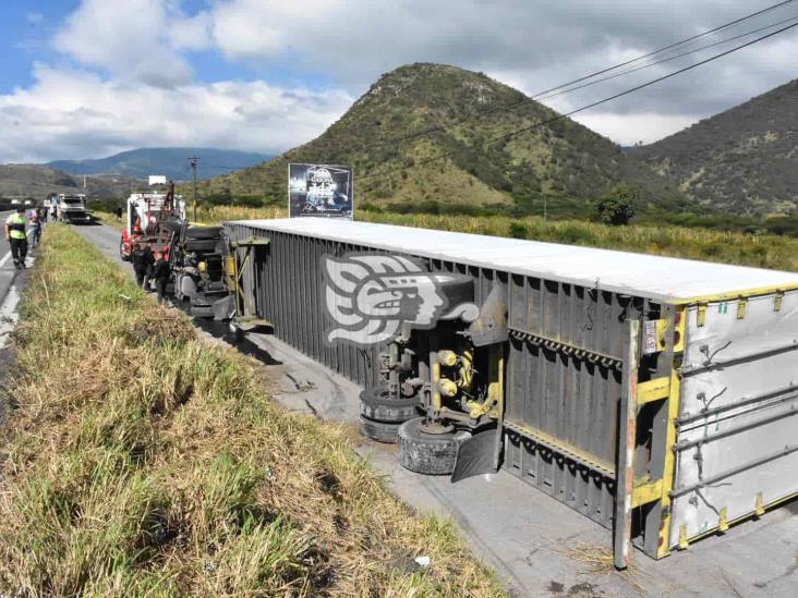 Vuelca tráiler en autopista Orizaba-Puebla, en Nogales (+Video)