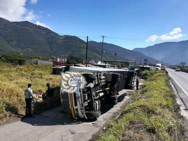 Vuelca tráiler en autopista Orizaba-Puebla, en Nogales (+Video)