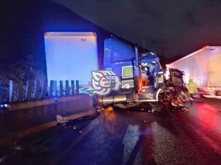 Choca tráiler contra muro de contención de la autopista Orizaba-Puebla