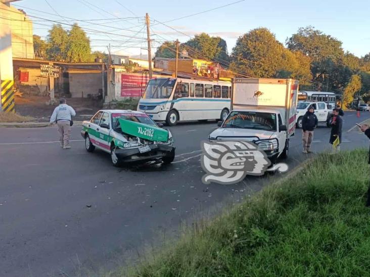 Chocan taxi y camioneta sobre el bulevar Xalapa-Banderilla