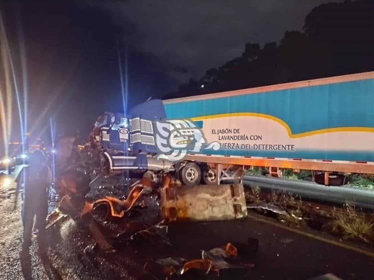 Choca tráiler contra muro de contención de la autopista Orizaba-Puebla