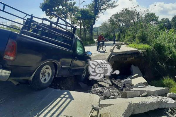 Camioneta cayó en un socavón en Banderilla