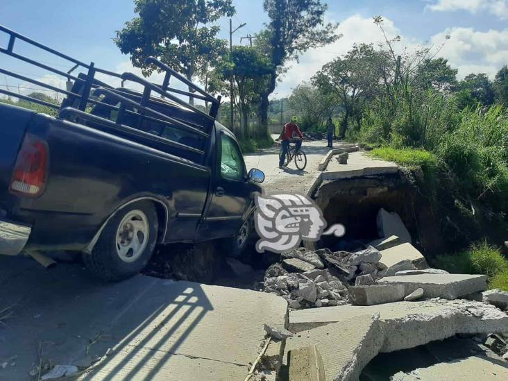 Camioneta cayó en un socavón en Banderilla