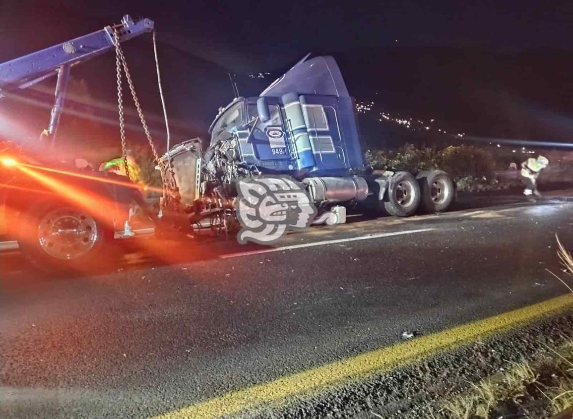 Choca tráiler contra muro de contención de la autopista Orizaba-Puebla