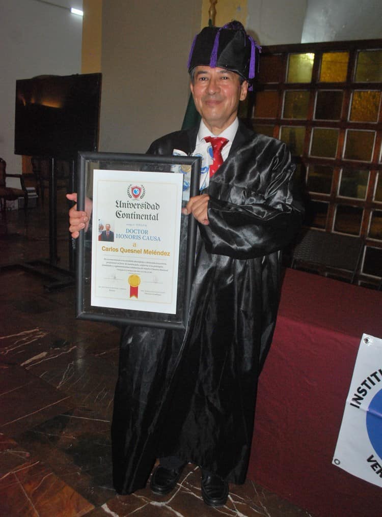 Carlos Quesnel Meléndez recibo título Doctor Honoris Causa