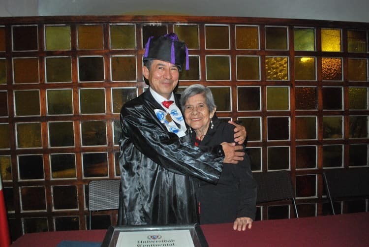 Carlos Quesnel Meléndez recibo título Doctor Honoris Causa