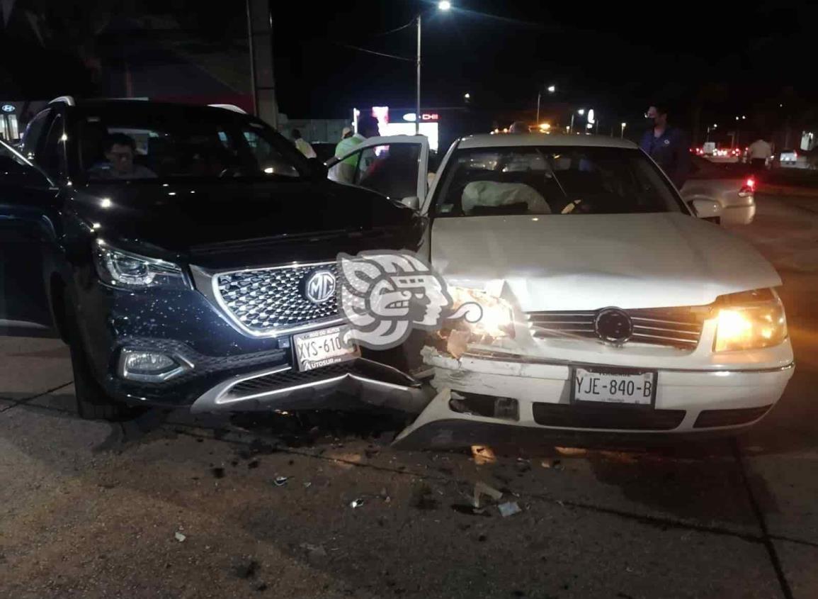 Aparatoso accidente en la colonia Paraíso en Coatzacoalcos