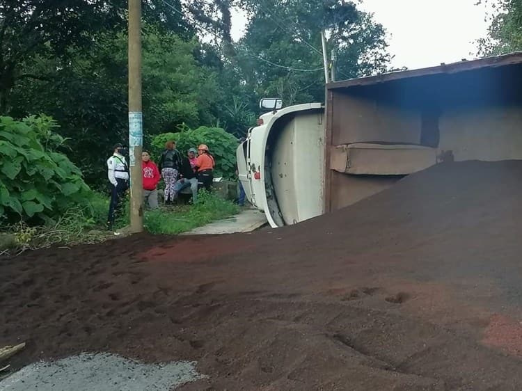 Vuelca tráiler sobre la carretera Xalapa-Misantla; carga queda regada en la cinta asfáltica