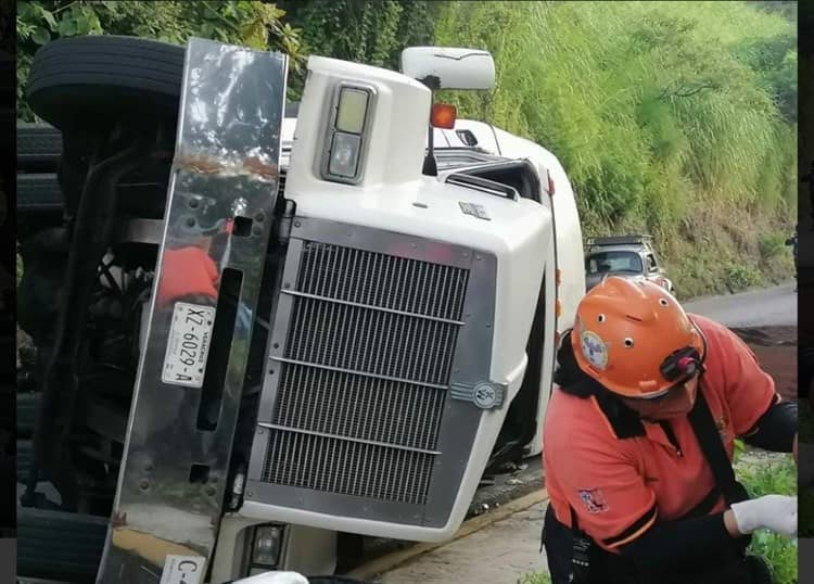 Vuelca tráiler sobre la carretera Xalapa-Misantla; carga queda regada en la cinta asfáltica