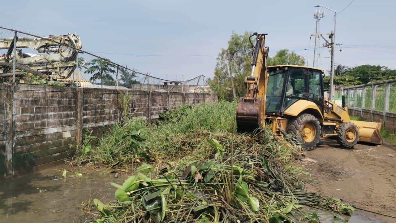 Continúa Ayuntamiento de Coatzacoalcos la limpieza de canales para prevenir inundaciones