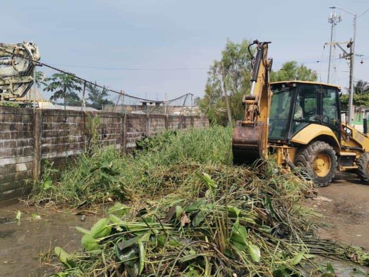 Continúa ayuntamiento de Coatzacoalcos limpieza de canales para prevenir inundaciones