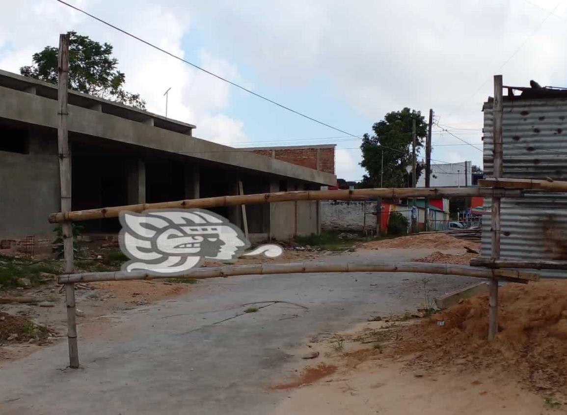 Parada obra de construcción del Centro de Salud de Jáltipan