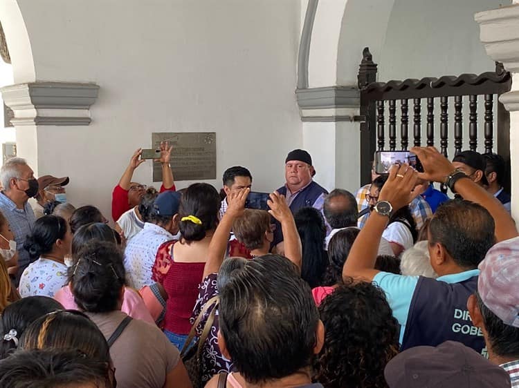 Antorcha Campesina se manifiesta en bajos del Palacio Municipal de Veracruz (+Video)