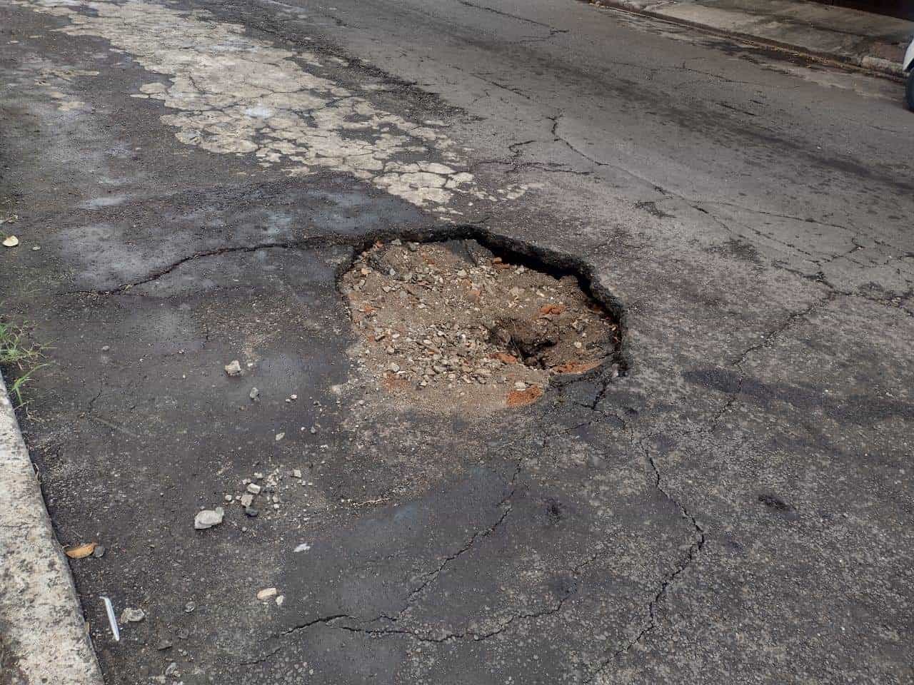 Vecinos urgen reparación de un bache que se formó con las pasadas lluvias en la colonia Zaragoza