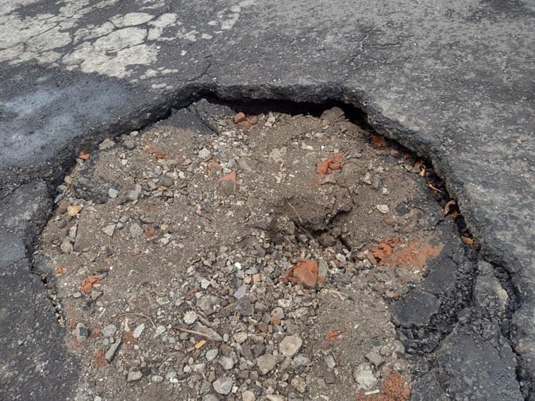 Vecinos urgen reparación de un bache que se formó con las pasadas lluvias en la colonia Zaragoza