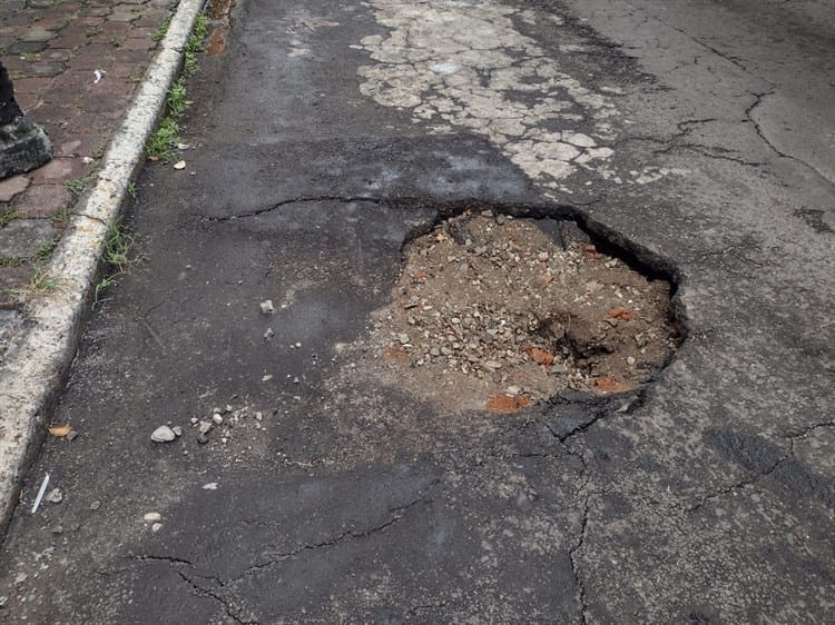 Vecinos urgen reparación de un bache que se formó con las pasadas lluvias en la colonia Zaragoza