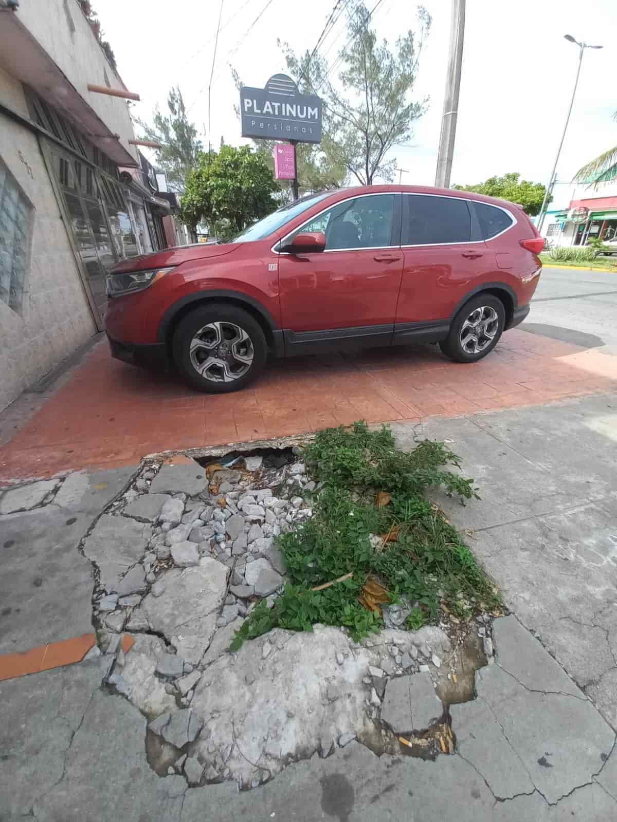 Banqueta en mal estado pone en peligro a transeúntes en fraccionamiento de Veracruz