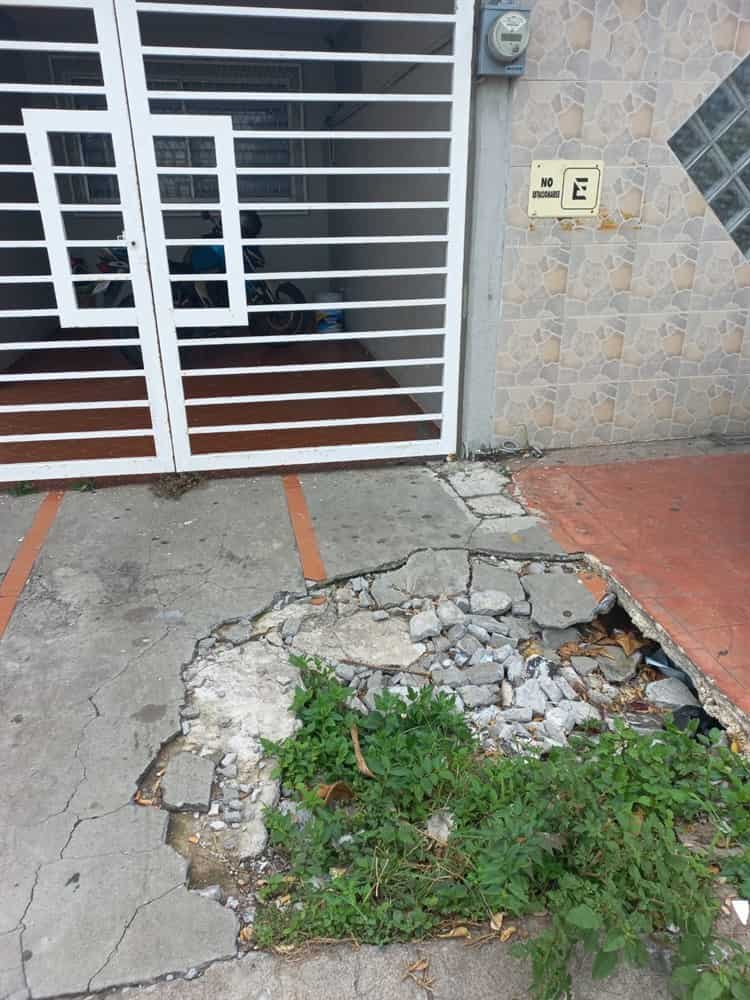 Banqueta en mal estado pone en peligro a transeúntes en fraccionamiento de Veracruz