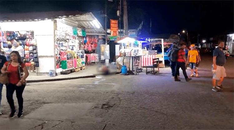 Comerciantes detienen a presunto ladrón en mercados en Veracruz; fue amarrado a un poste