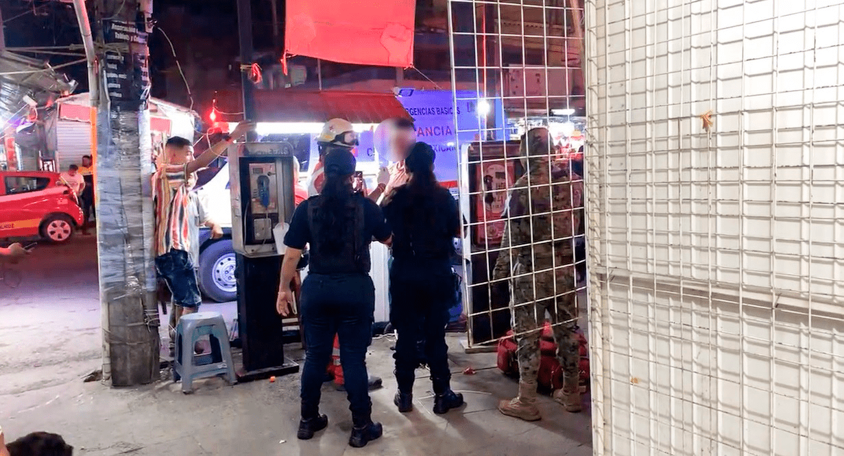 Comerciantes detienen a presunto ladrón en mercados en Veracruz; fue amarrado a un poste