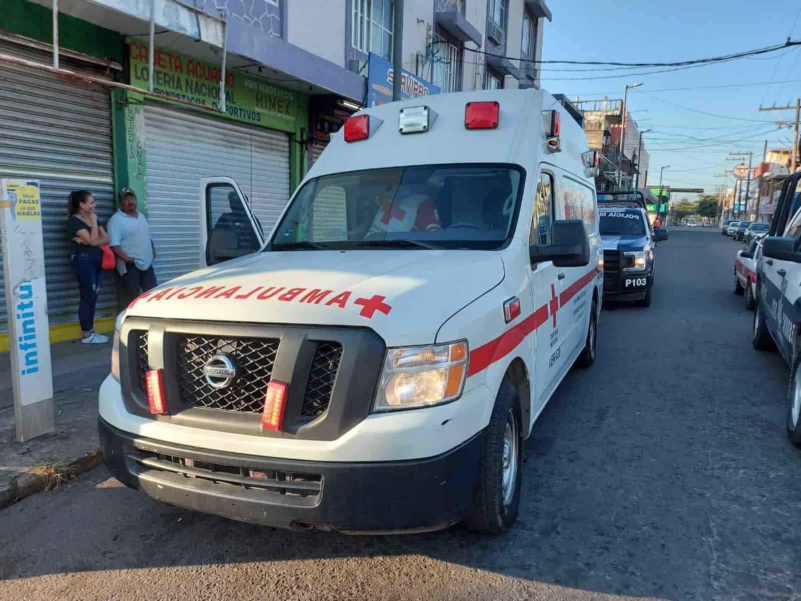 Joven es golpeado en la zona de mercados de Veracruz; sujetos huyeron en un auto
