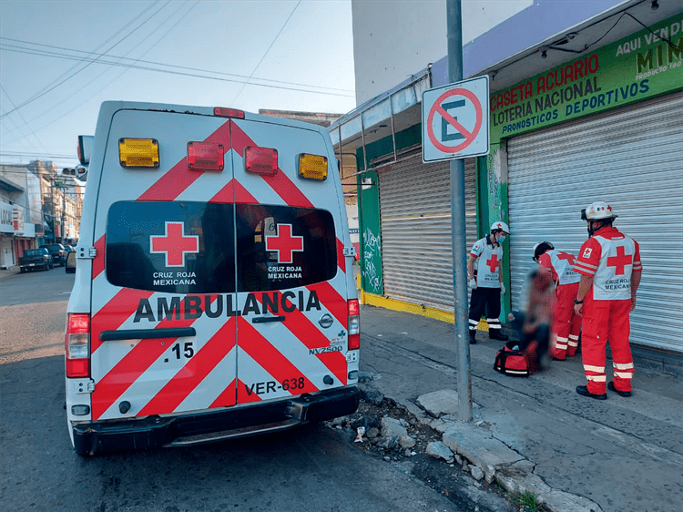 Joven es golpeado en la zona de mercados de Veracruz; sujetos huyeron en un auto