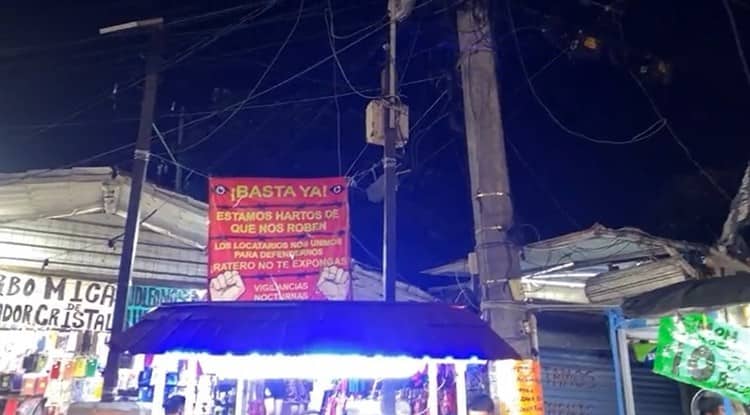Comerciantes detienen a presunto ladrón en mercados en Veracruz; fue amarrado a un poste