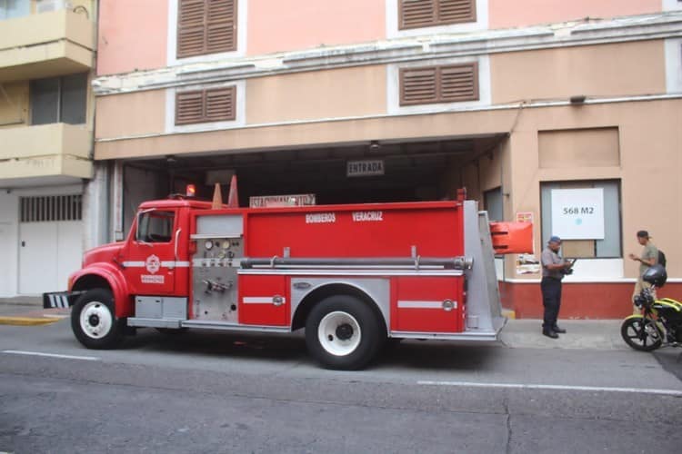 Quedan atrapados en elevador de un estacionamiento del centro de Veracruz