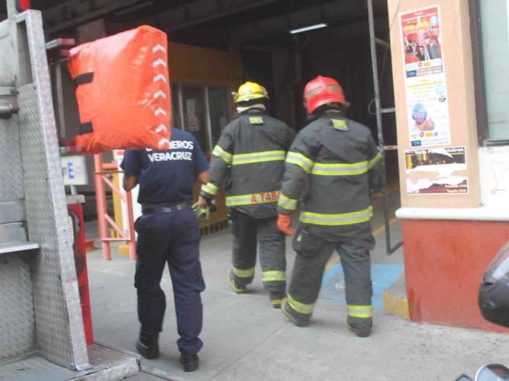 Quedan atrapados en elevador de un estacionamiento del centro de Veracruz