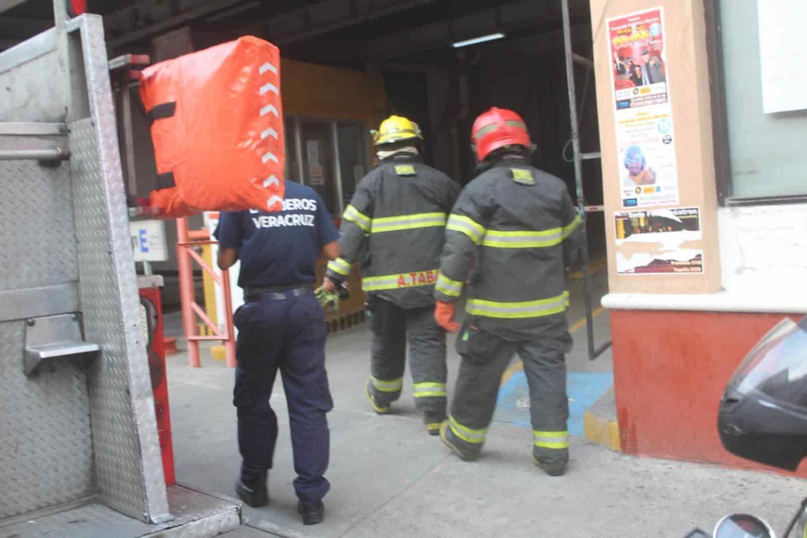 Quedan atrapados en elevador de un estacionamiento del centro de Veracruz