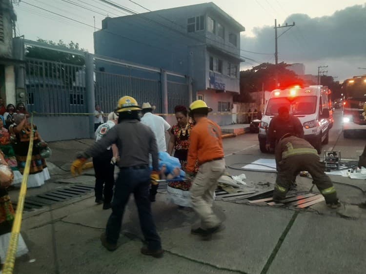 Se le atora su pierna en una alcantarilla durante desfile de la Guelaguetza