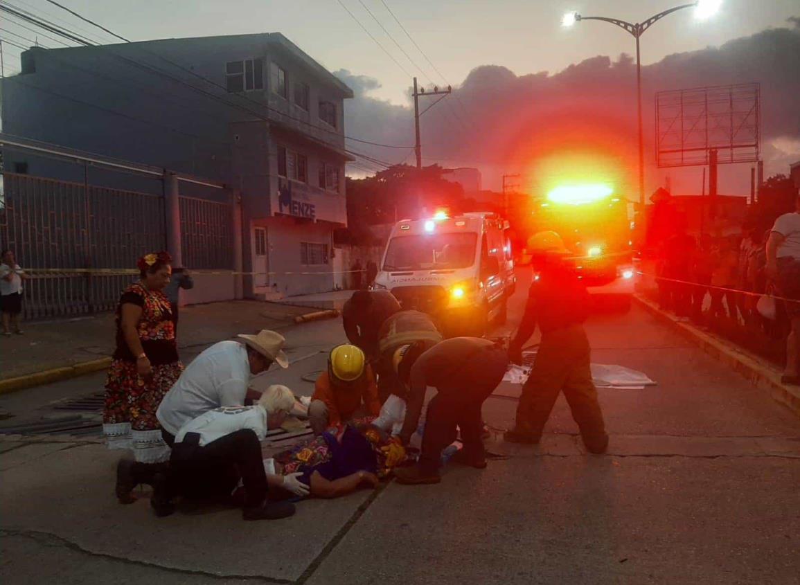 Se le atora su pierna en una alcantarilla durante desfile de la Guelaguetza