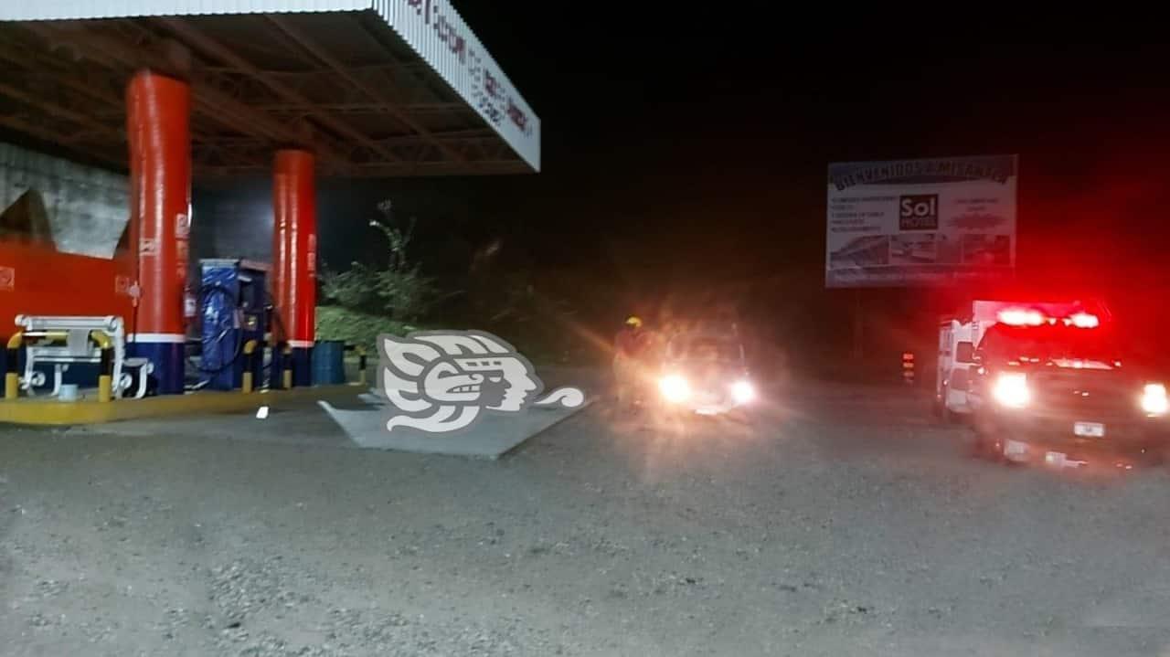 Bomberos atienden fuga de gas LP en estación de carburación, en Misantla