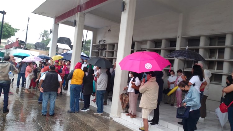 Con todo y lluvia, marchan en Coatzacoalcos en defensa del INE