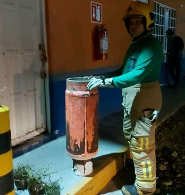 Bomberos atienden fuga de gas LP en estación de carburación, en Misantla