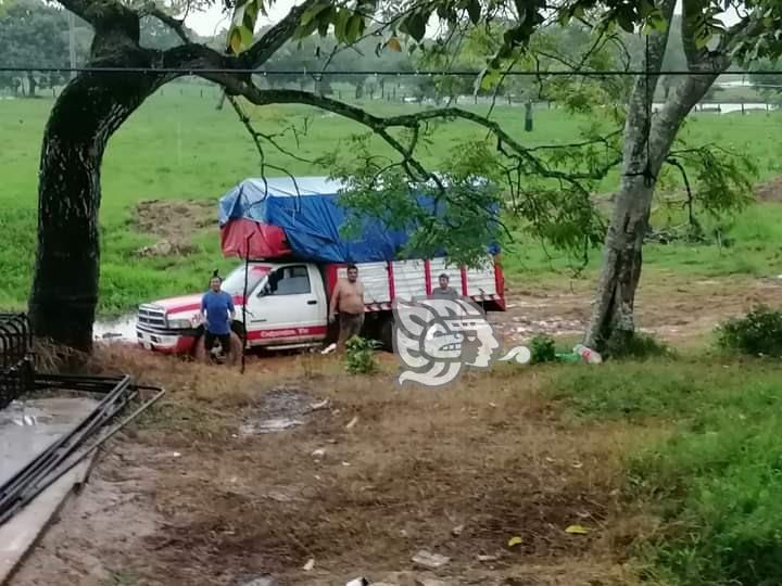 Siguen automovilistas cruzando por peligroso puente