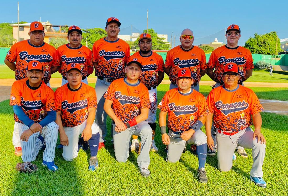 Broncos remonta ante Cachorros en la final