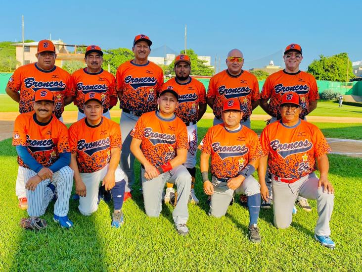 Broncos remonta ante Cachorros en la final