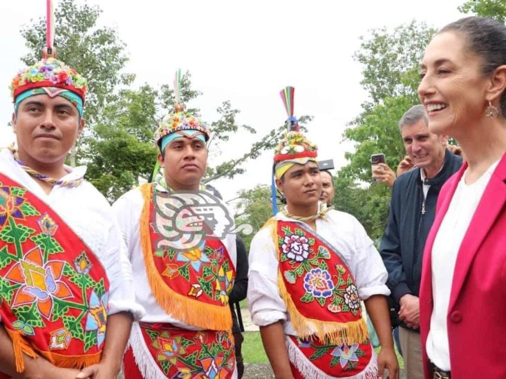 Claudia Sheinbaum se reúne con abuelos totonacas en Papantla