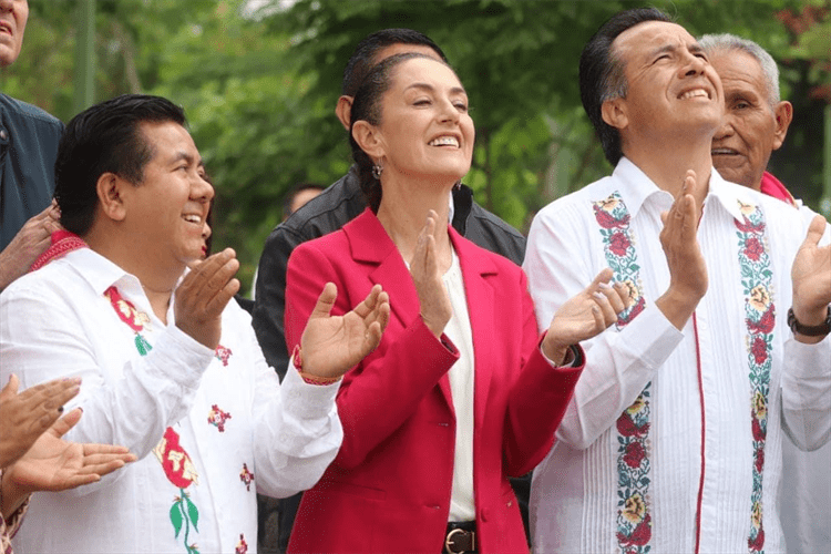 Claudia Sheinbaum se reúne con abuelos totonacas en Papantla